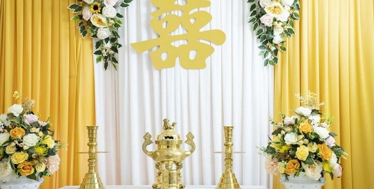 10 cách trang trí bàn thờ gia tiên đẹp, đơn giản, sang trọng ngày cưới - Ảnh 2
