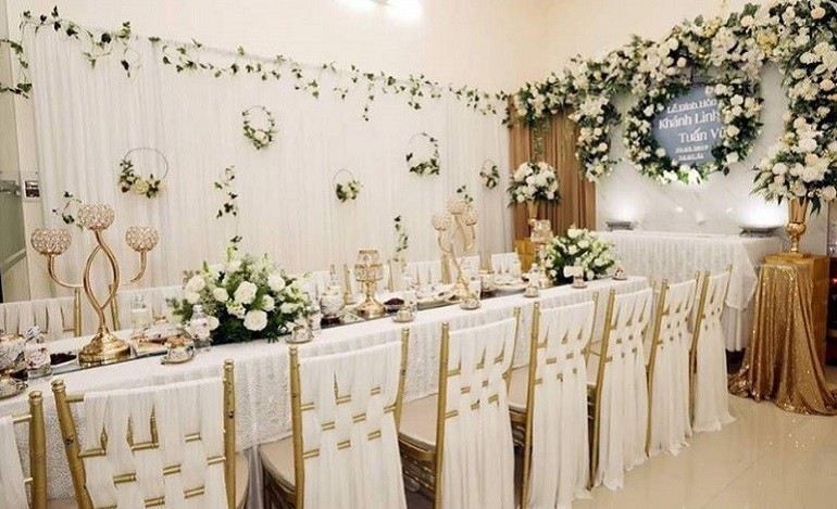 10 cách trang trí bàn thờ gia tiên đẹp, đơn giản, sang trọng ngày cưới - Ảnh 3